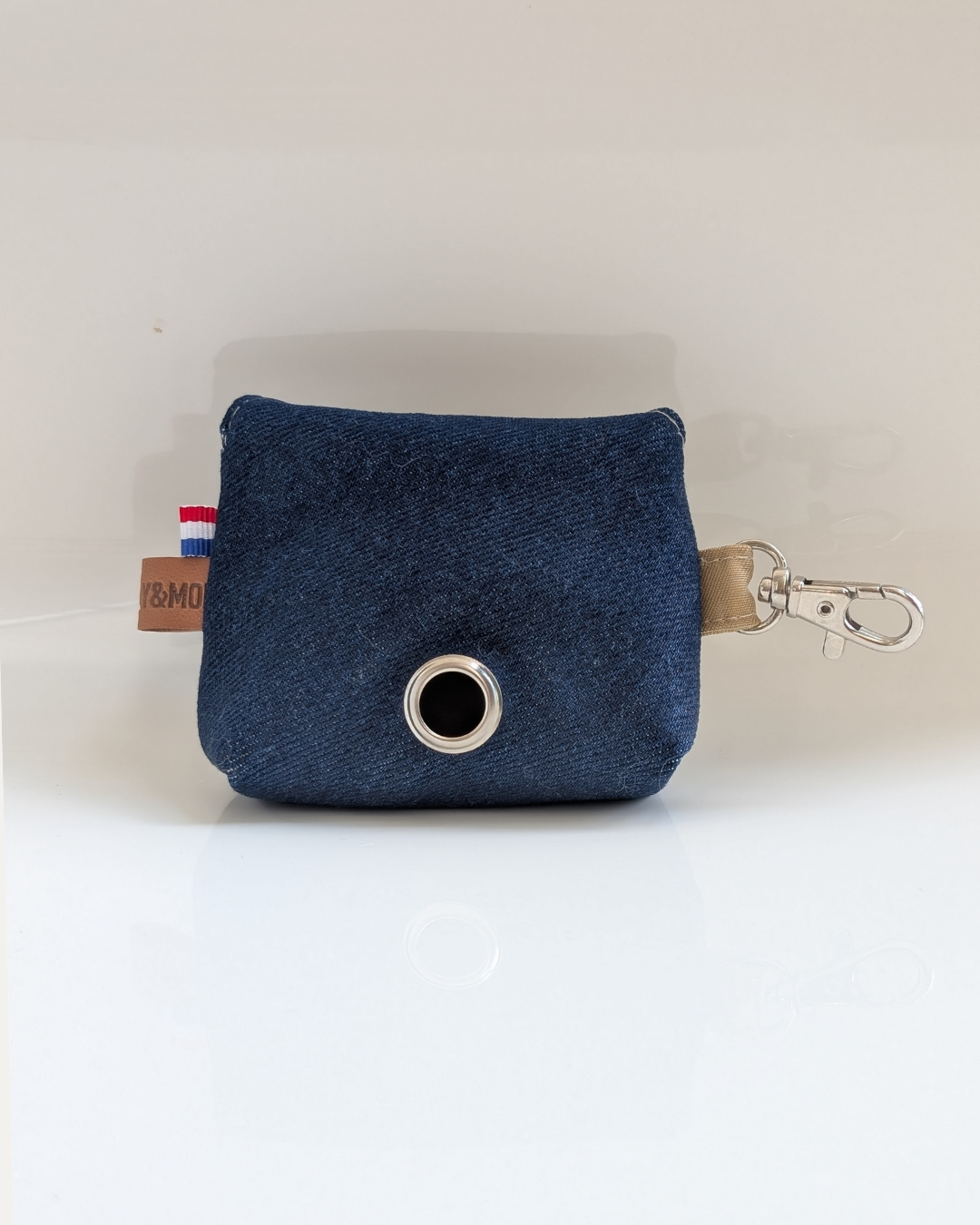 Il portasacchetto per i bisogni in denim