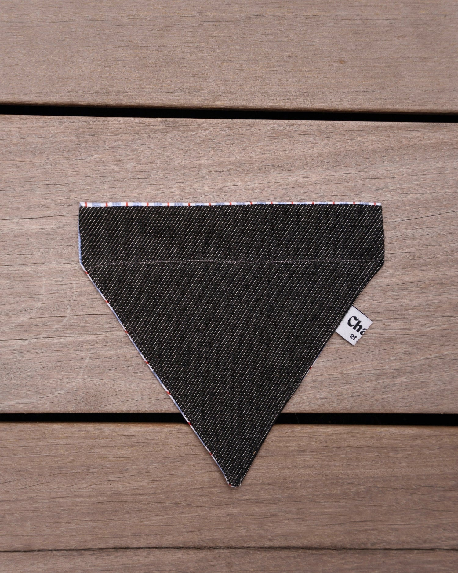 Bandana pour chien réversible, côté jean noir se glisse dans le collier, packshot, style décontracté et élégant pour toutes occasions