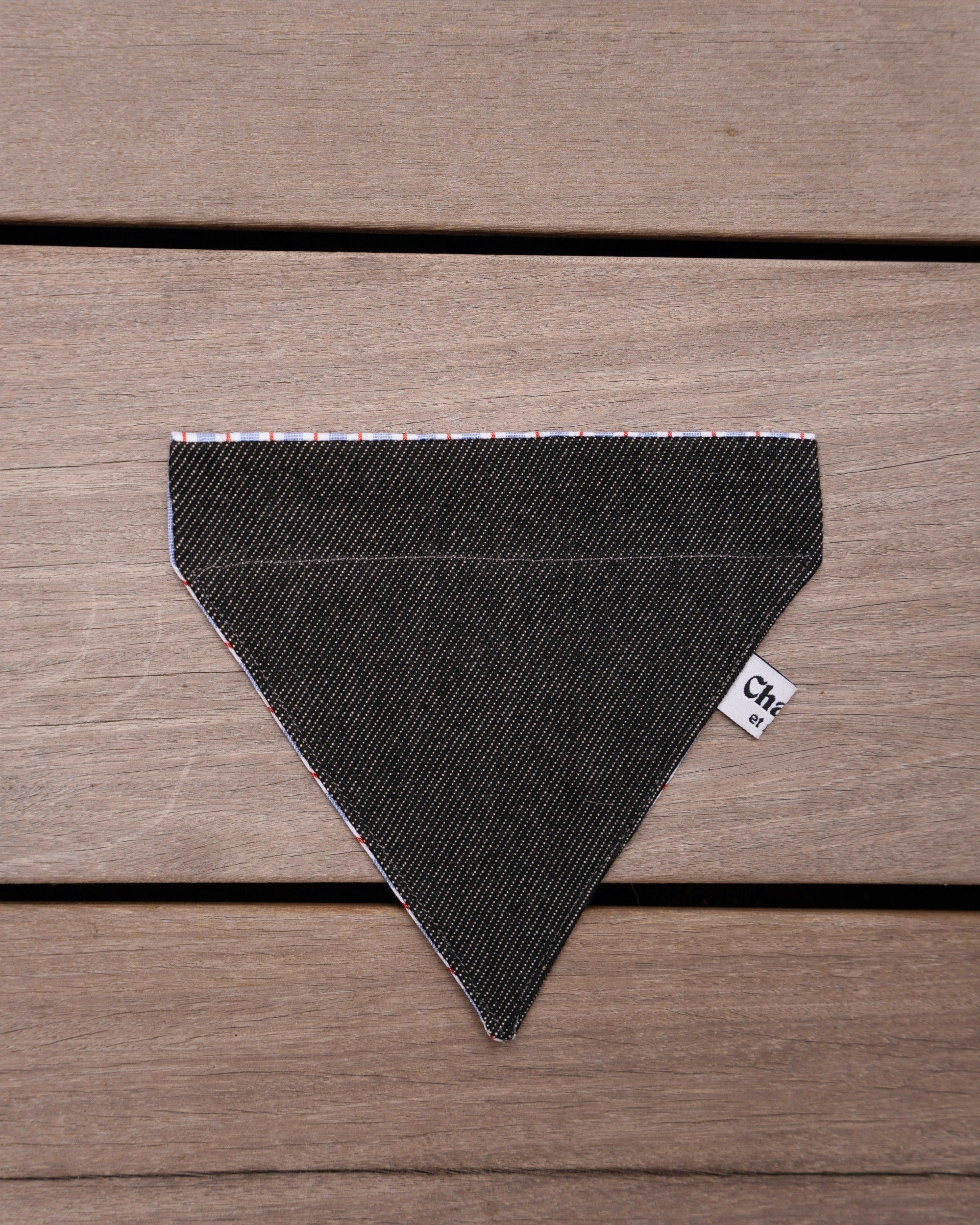 Bandana pour chien réversible, côté jean noir se glisse dans le collier, packshot, style décontracté et élégant pour toutes occasions