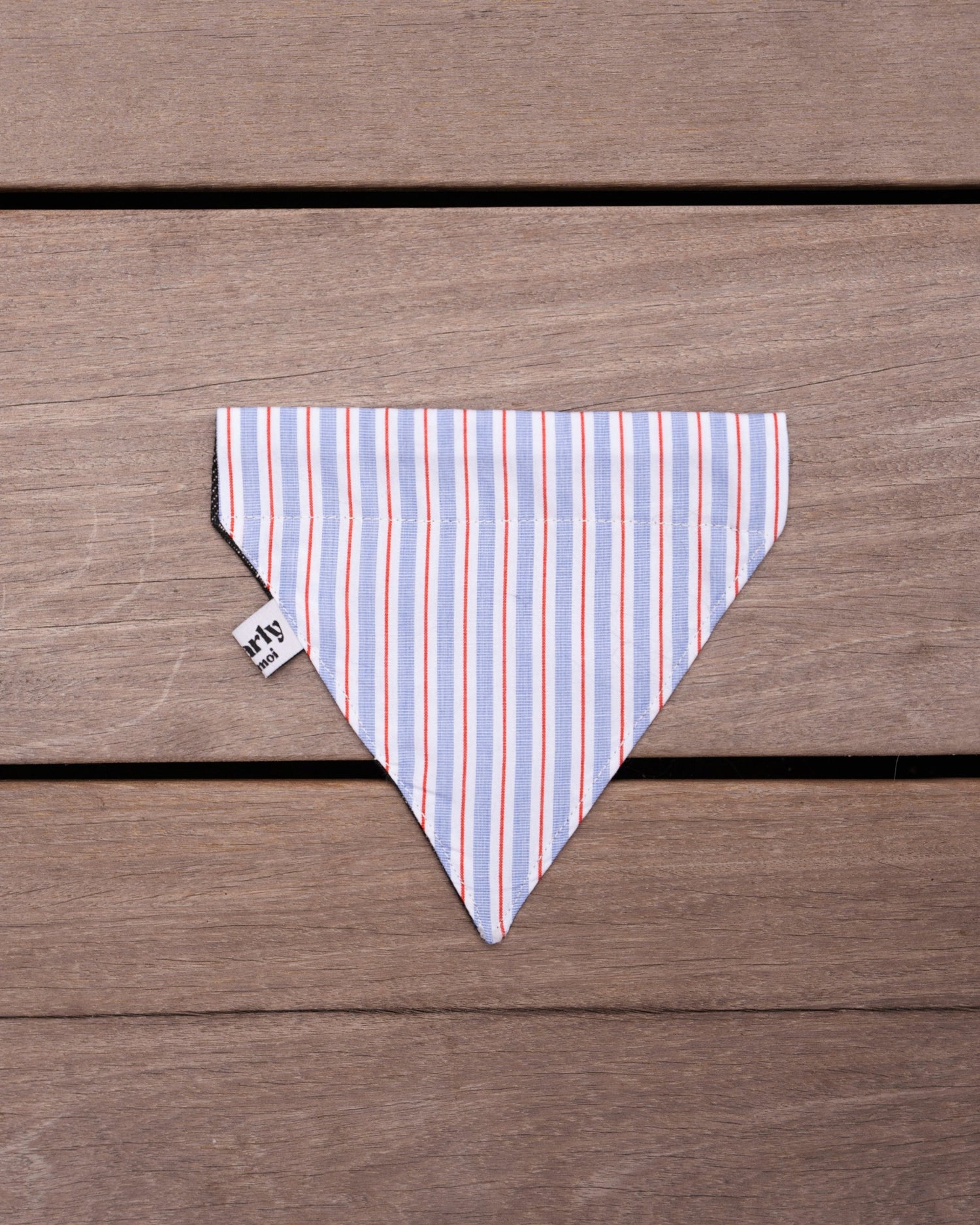 Bandana pour chien réversible, côté coton à rayures, se glisse dans le collier, packshot, style décontracté et élégant pour toutes occasions