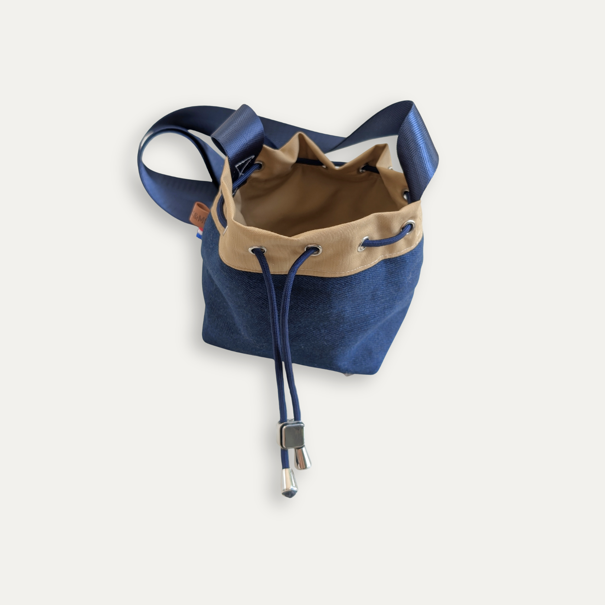 Sac à friandises pour chien en jean brut ouvert