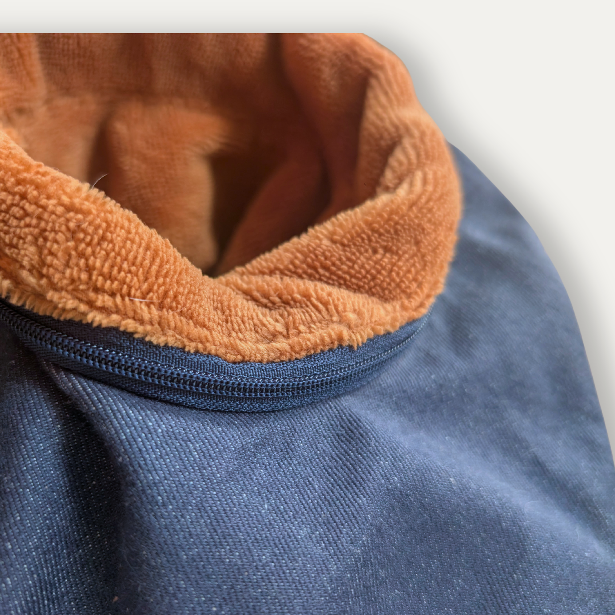 Sac de transport pour chien cuir vegan zoom sur le col zippé