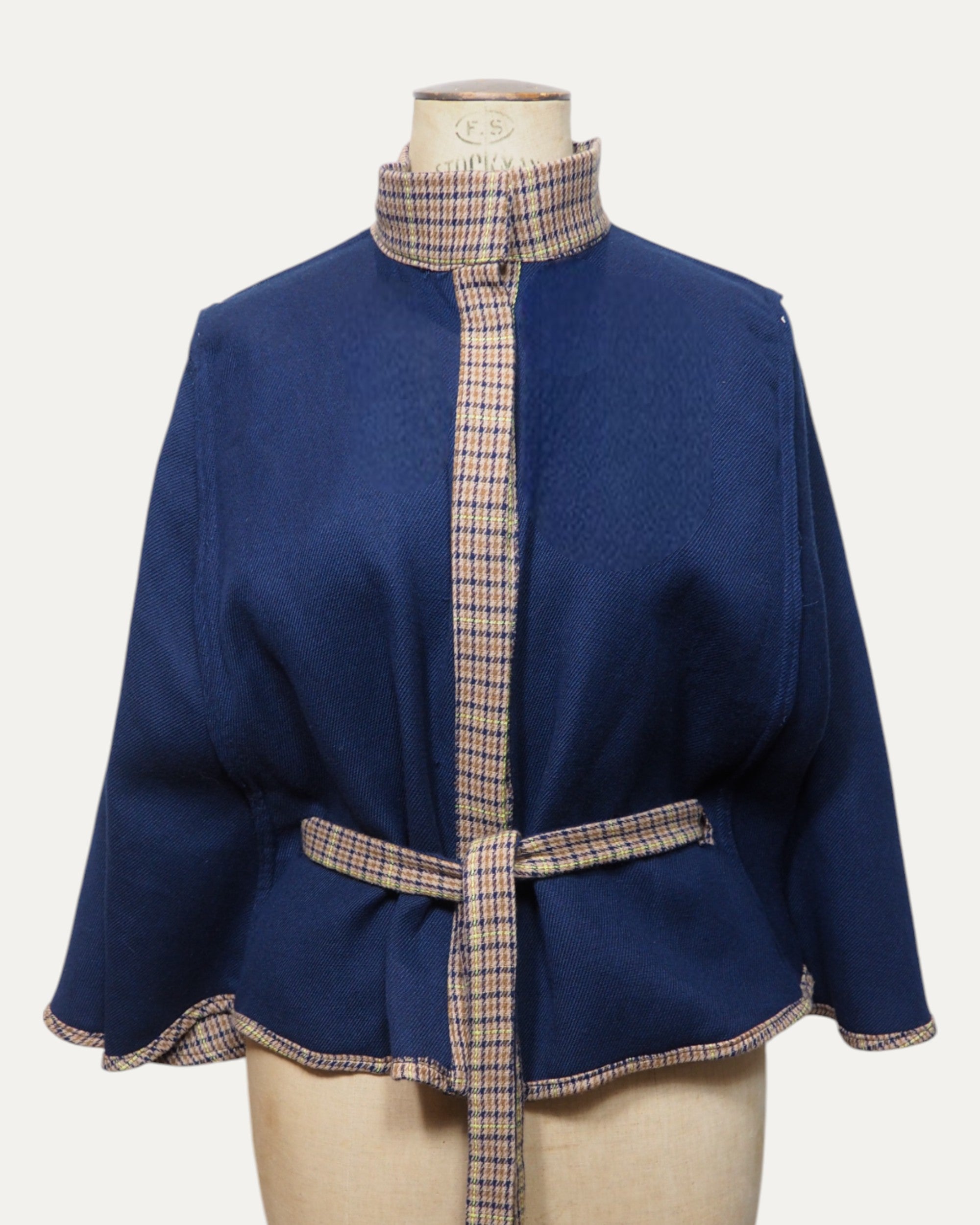 Cape réversible en laine pour femme, bleu et carreaux tartan marron, style chic, vue de face, automne-hiver, fabriquée en France