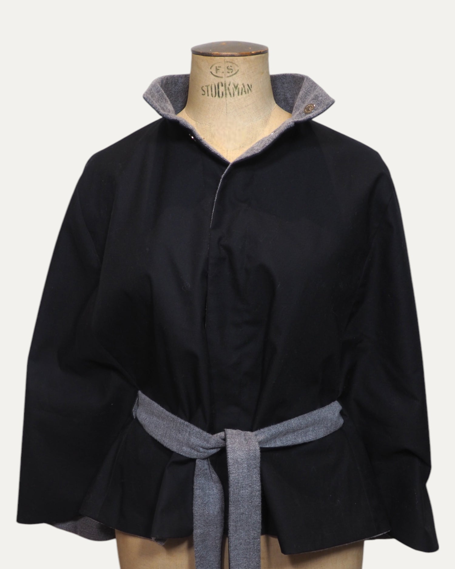 Cape réversible imperméable pour femme, couleur noir, vue packshot, idéale pour un style chic automne-hiver