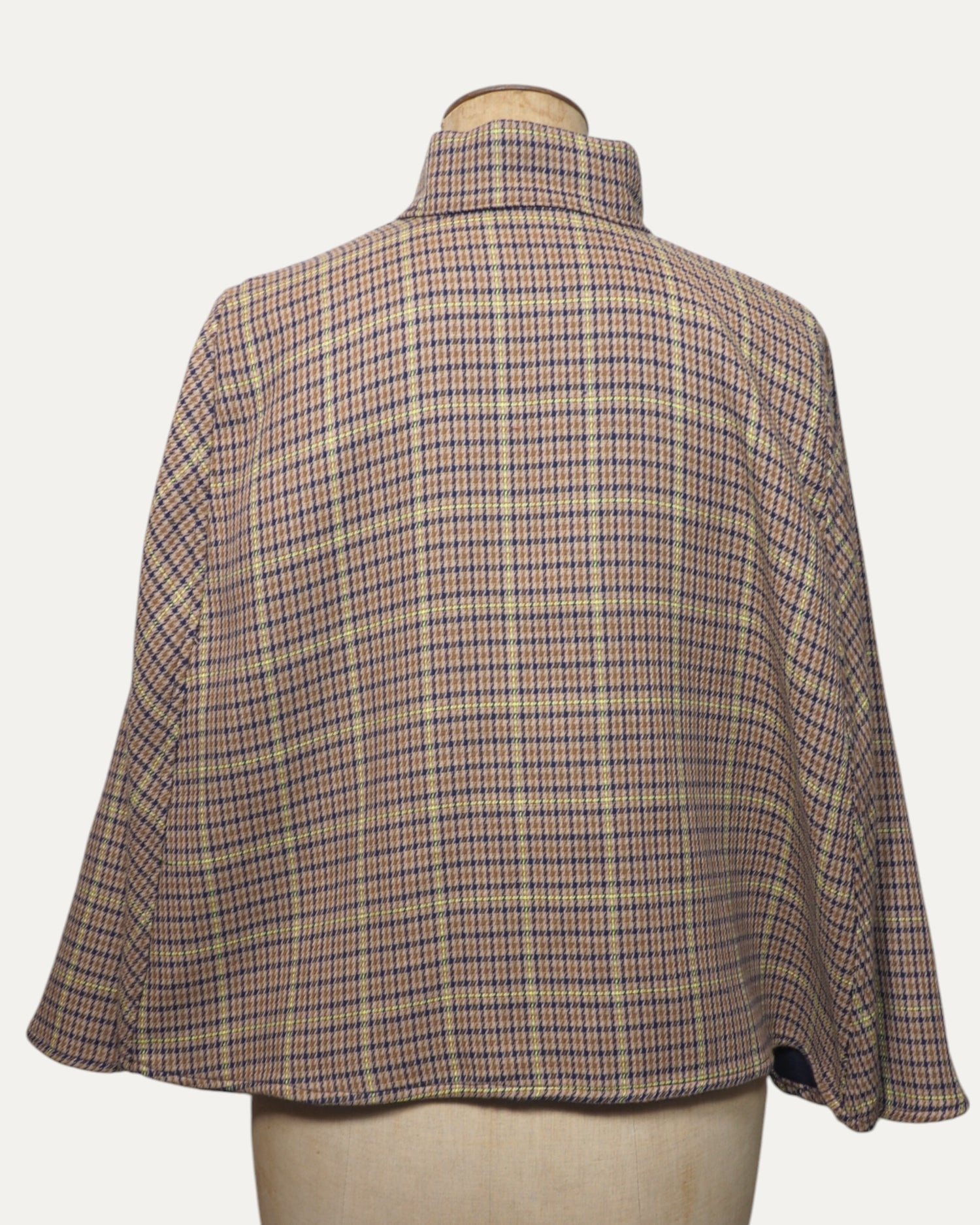 Cape réversible pour femme en laine, motif carreaux tartan marron et bleu, style chic, vue de dos, look automne-hiver, fabriquée en France