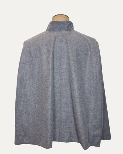 Cape réversible pour femme en laine, couleur gris, motif chevrons, vue dos, idéale pour un style chic automne-hiver