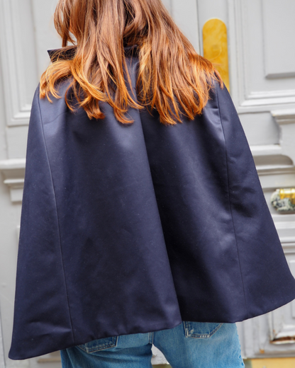 Cape pour femme réversible et imperméable, vue dos côté bleu nuit, élégante et pratique pour toutes saisons