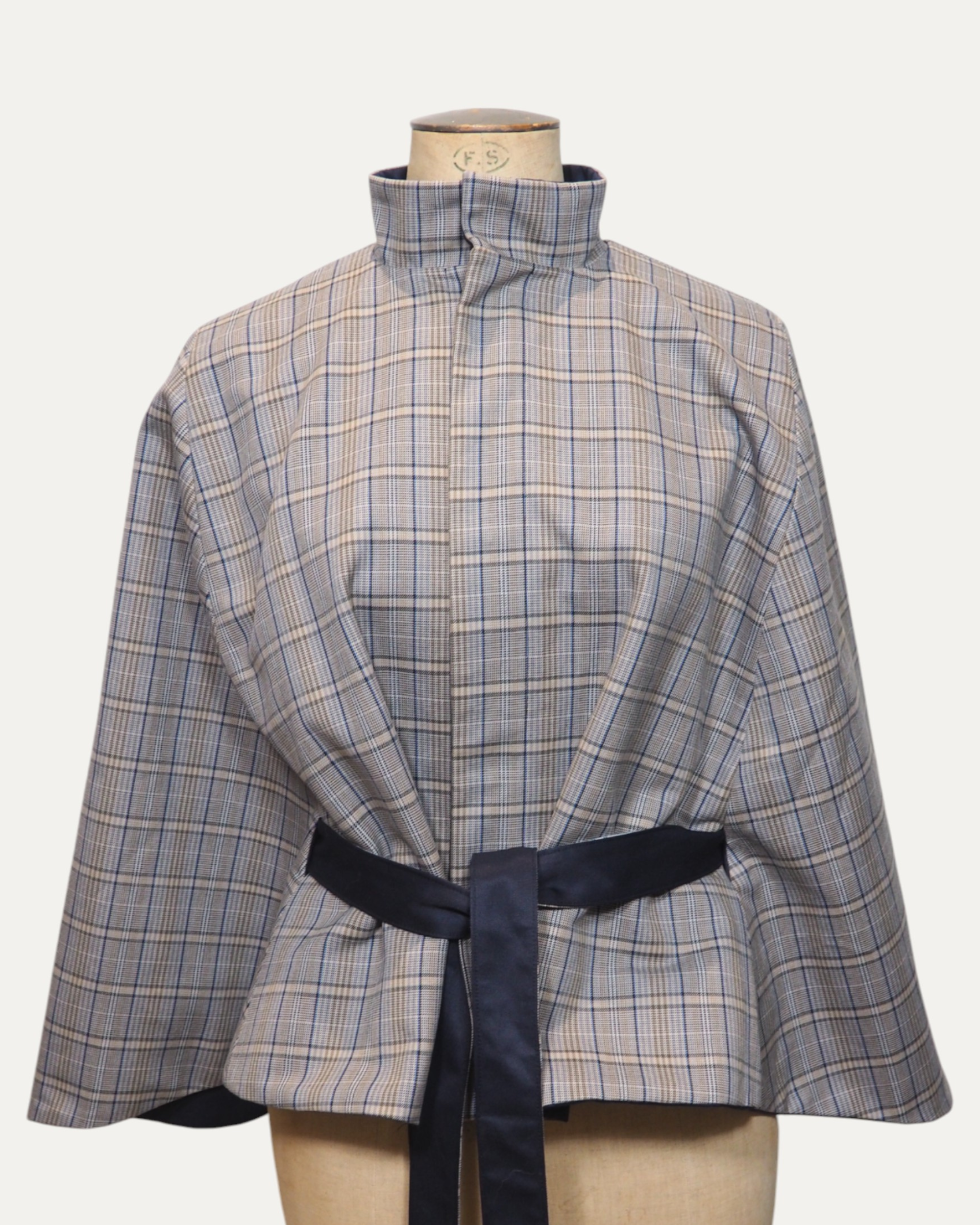 Cape pour femme réversible et imperméable, vue packshot motif tartan à carreaux, élégante et pratique pour toutes saisons