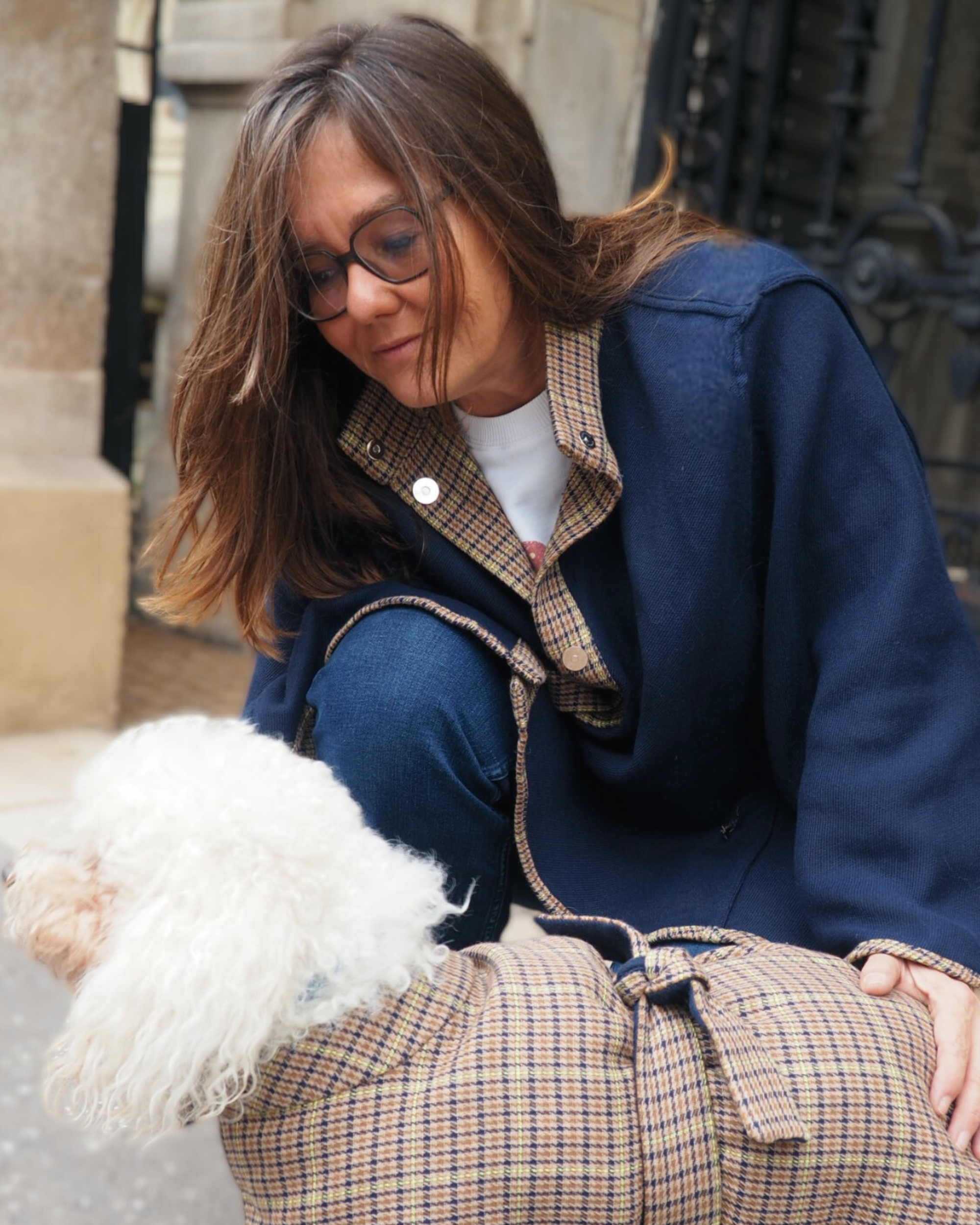 Cape réversible pour femme en laine, motif carreaux tartan marron et bleu, style chic, manteau chien assorti, fabriqués en France