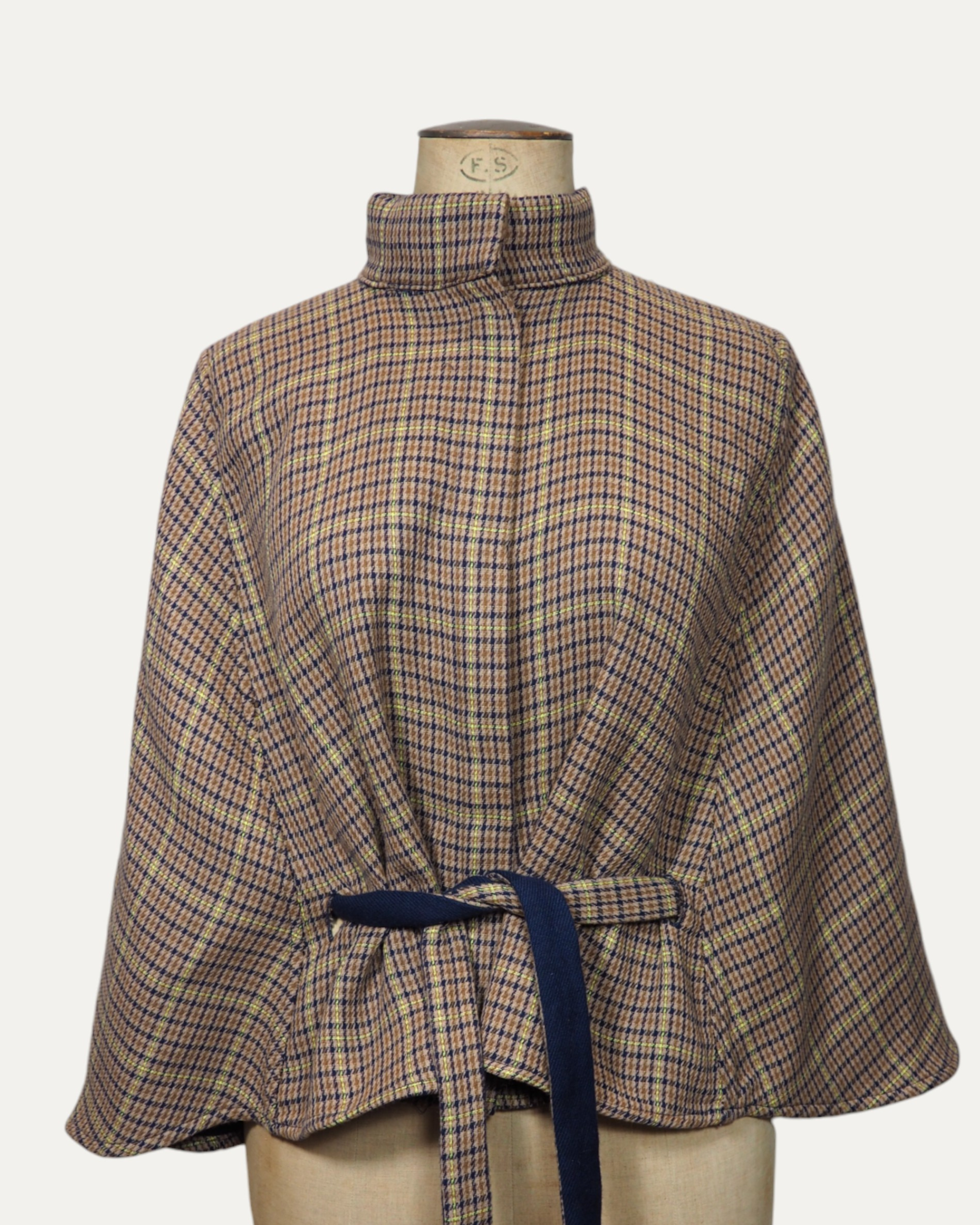 Cape réversible pour femme en laine, motif carreaux tartan marron et bleu, style chic, look automne-hiver, fabriquée en France, packshot