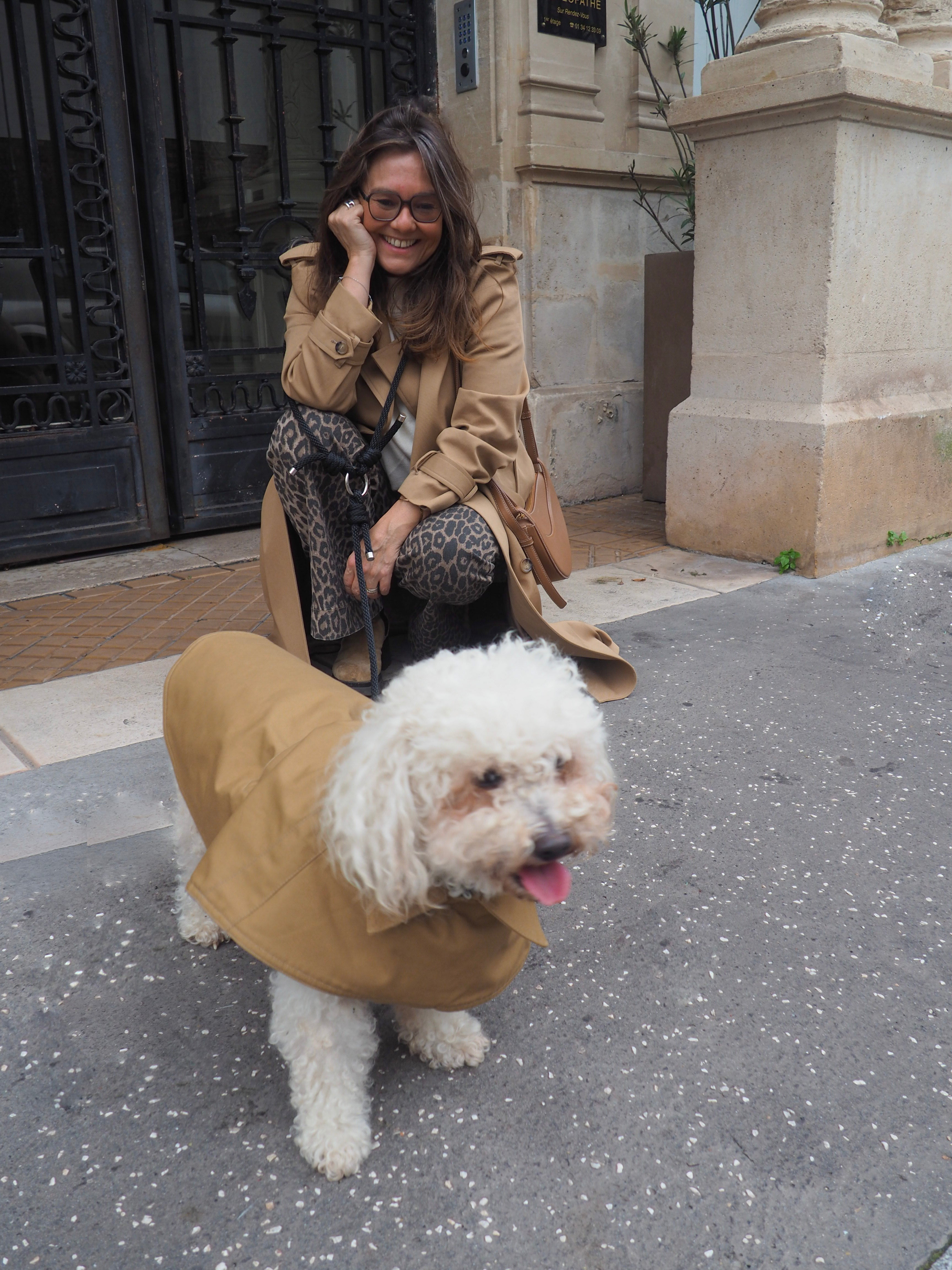 Fondatrice de Charly&Moi avec son bichon Igloo en trench