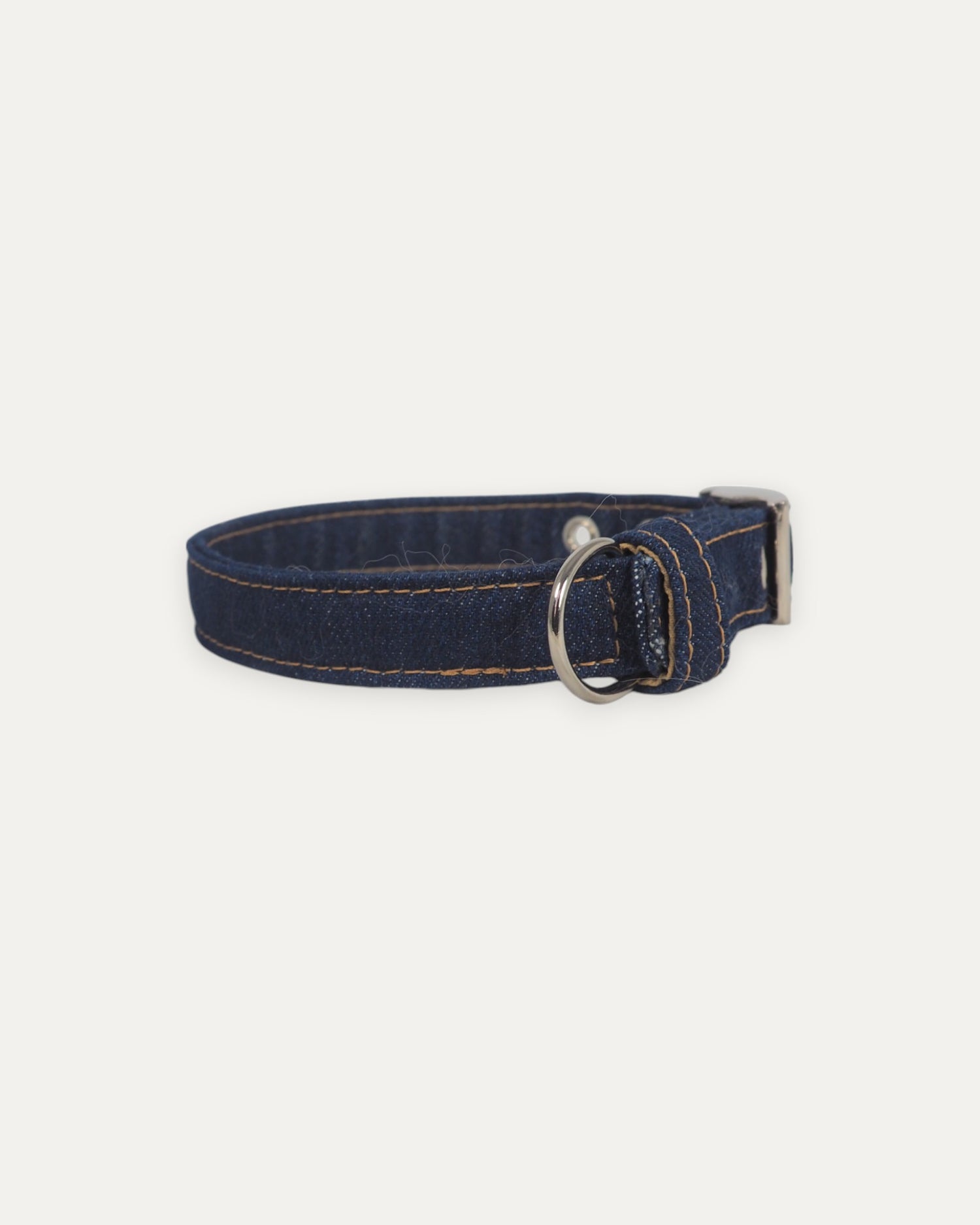 Collier pour chien en jean renforcé de sangle en nylon, fabriqué en France avec stocks de marque de luxe, zoom côté, style décontracté et durable