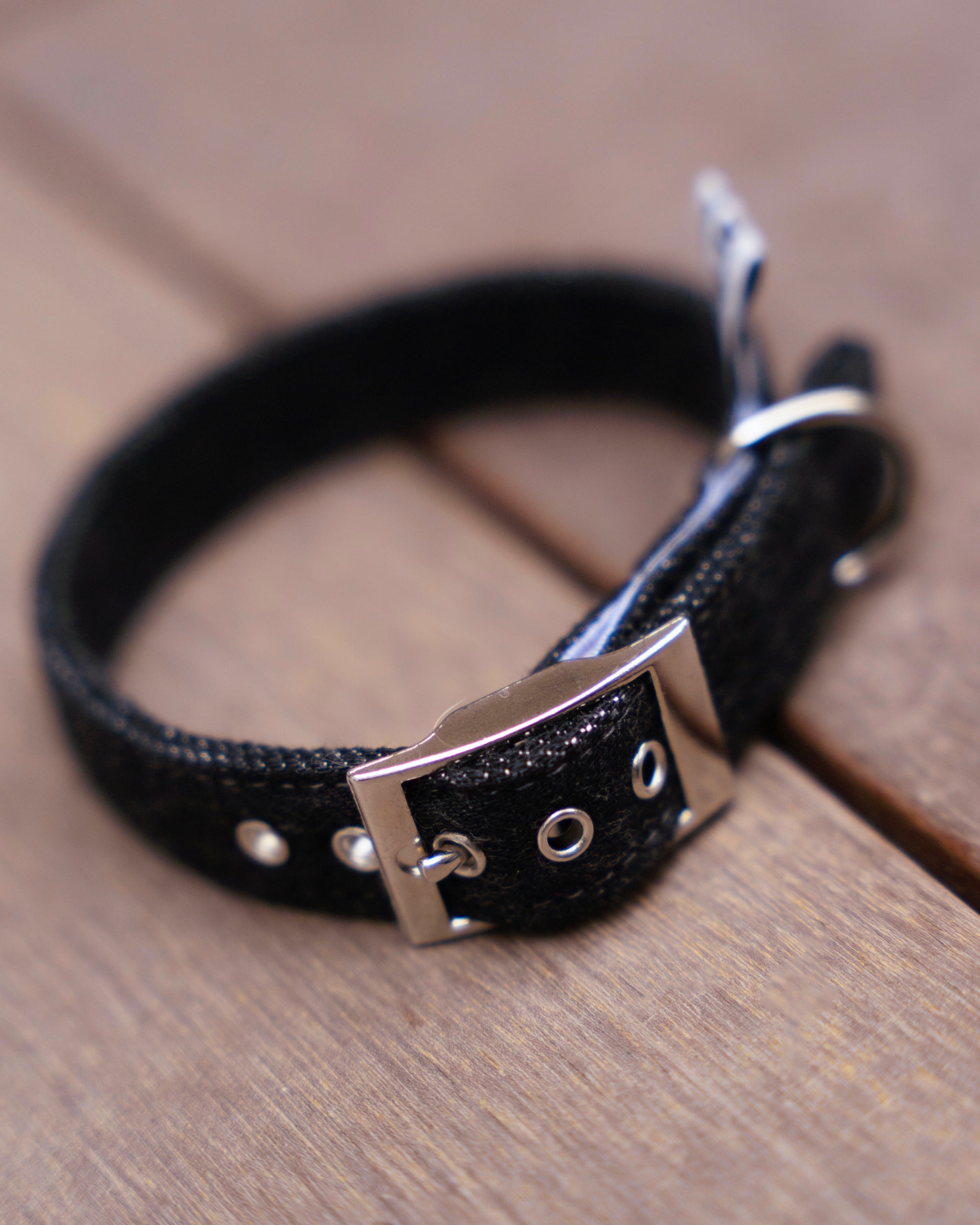 Collier pour chien en jean renforcé de sangle en nylon, fabriqué en France avec stocks de marque de luxe, packshot2, style décontracté et durable