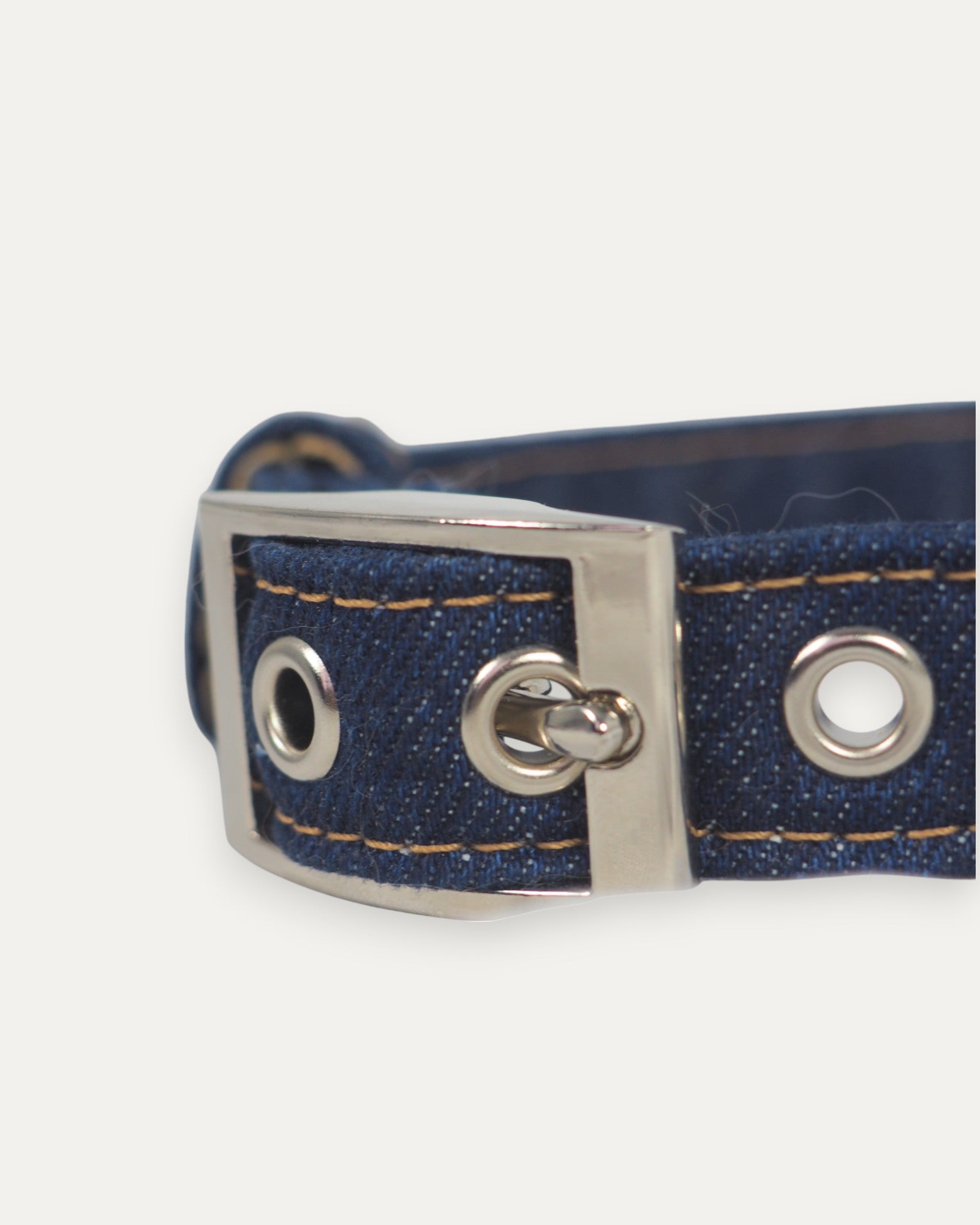 Collier pour chien en jean renforcé de sangle en nylon, fabriqué en France avec stocks de marque de luxe, zoom boucle style décontracté et durable