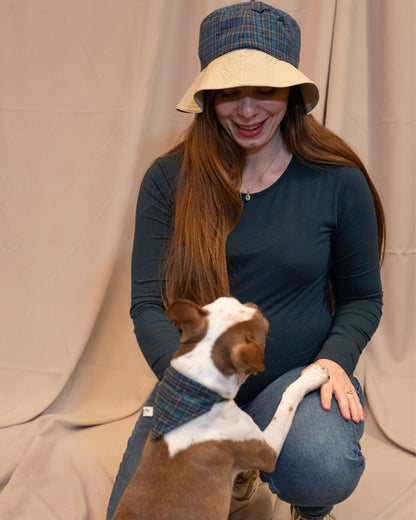 Ensemble pour chien et maitre comprenant un bob, un bandana et un manteau, modèle unique 100% upcyclé, vue reversible