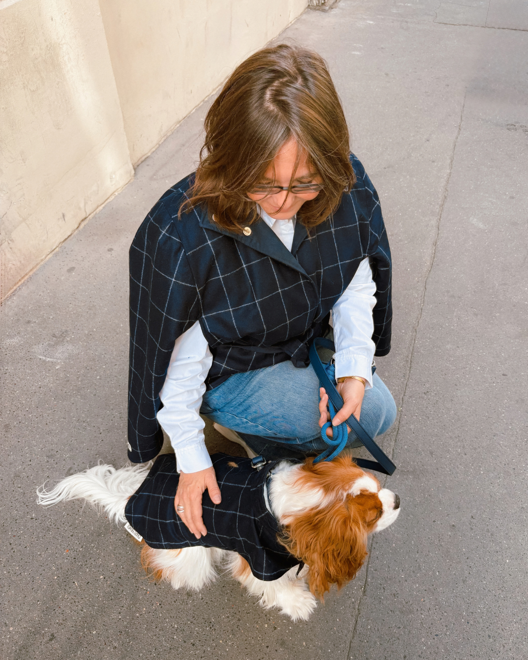 Manteau Léonard pour chien et cape Léonard assortie, portés en duo