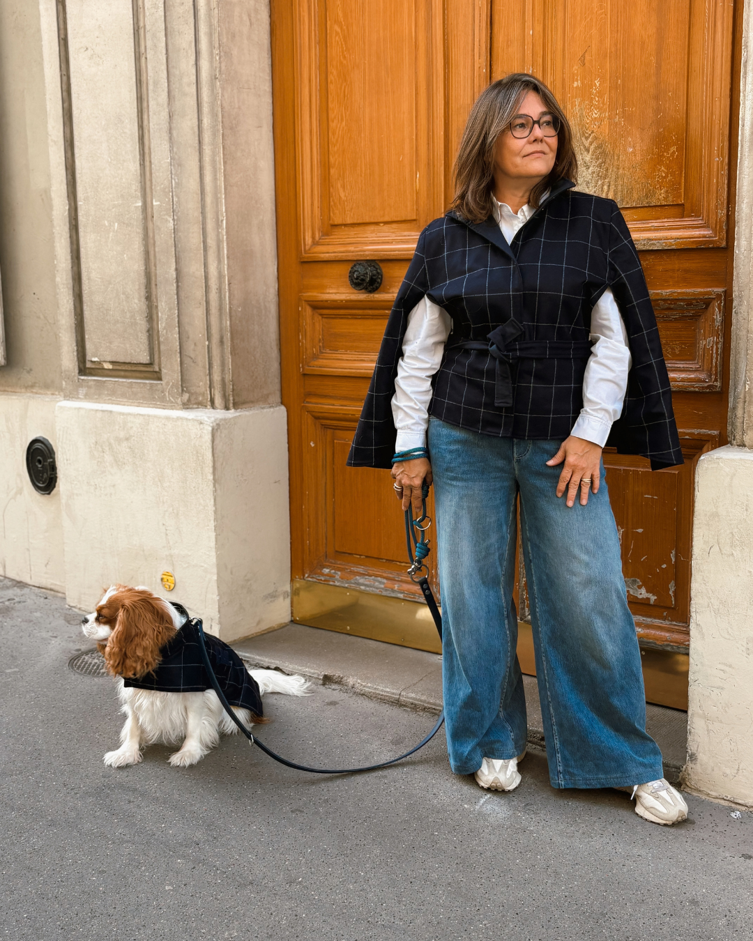 Manteau Léonard pour chien et cape Léonard assortie, portés en duo, vue de face