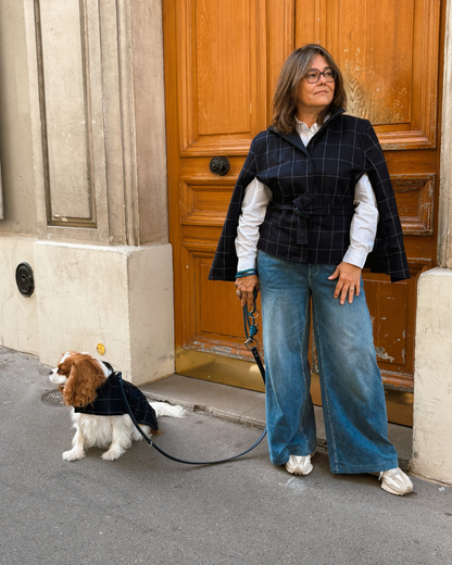 Manteau Léonard pour chien et cape Léonard assortie, portés en duo, vue de face