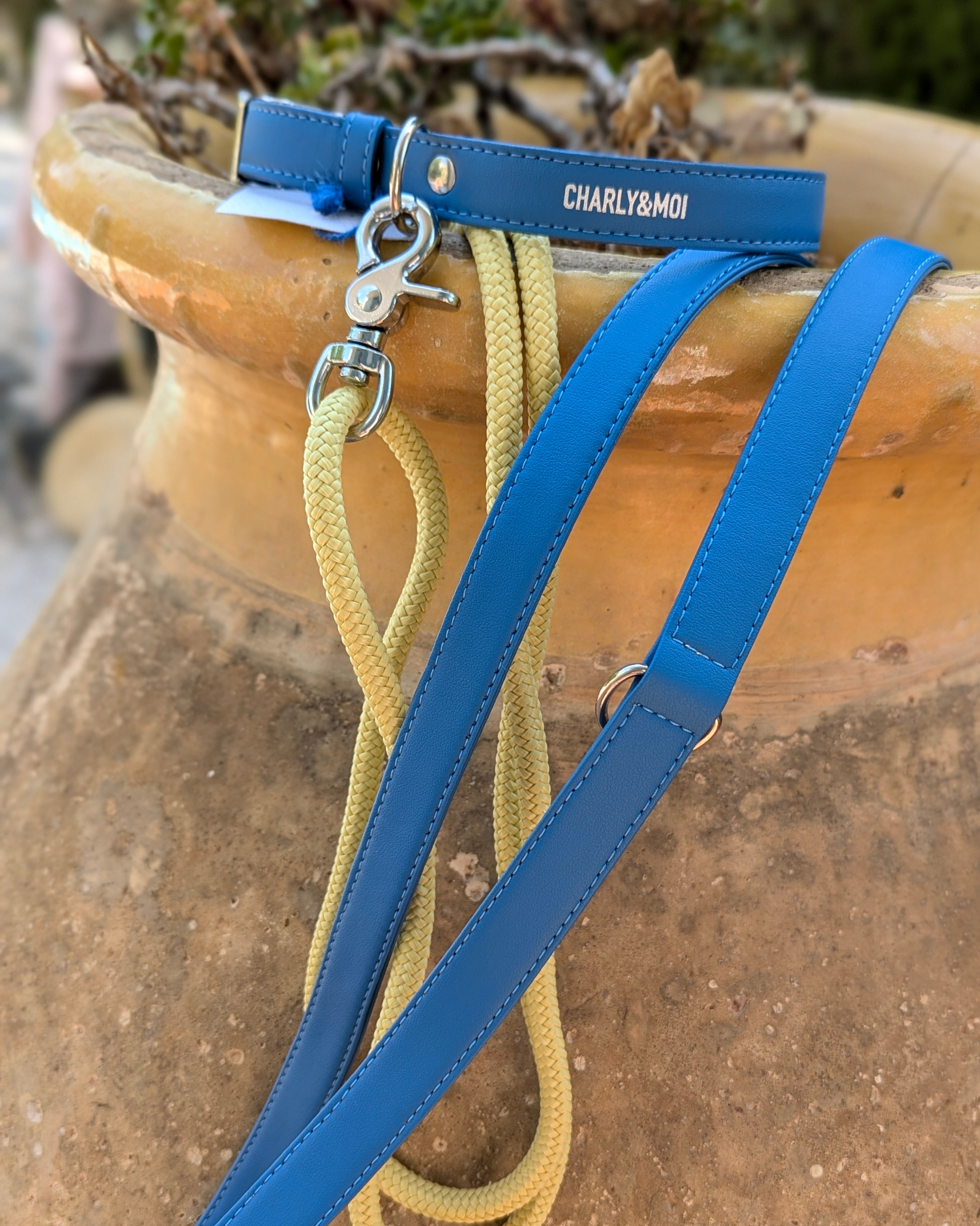 Laisse pour chien mains libres en cuir végan de pommes bleu majorelle et corde jaune, utilisable en bandoulière, autour de la taille ou en laisse classique