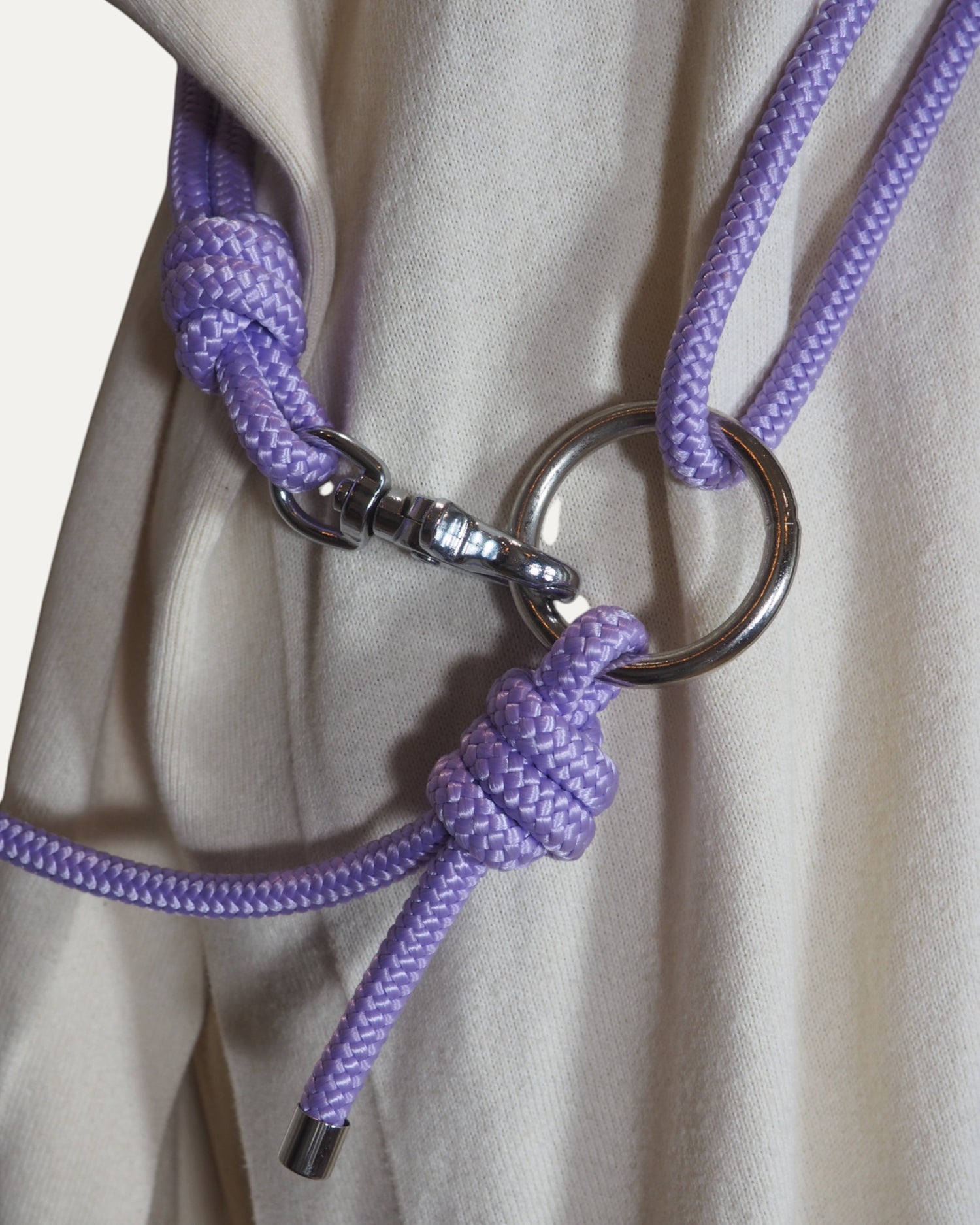 Laisse mains libres lilas en corde pour chien, zoom anneau central, utilisable en bandoulière, autour de la taille, ou en laisse classique