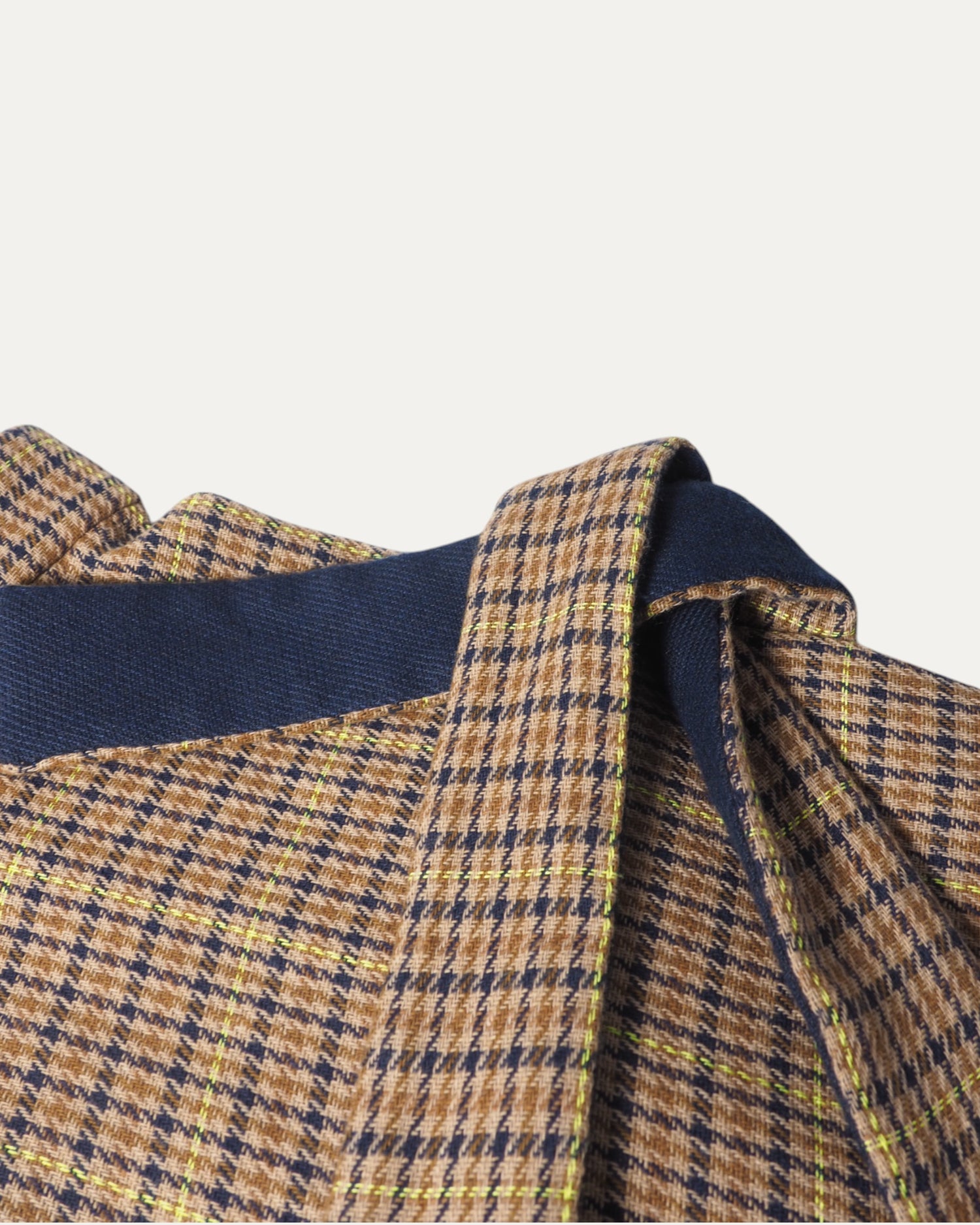 Manteau réversible pour chien en laine, motif à carreaux tartan et bleu marine, zoom ceinture, chaud et élégant pour l&