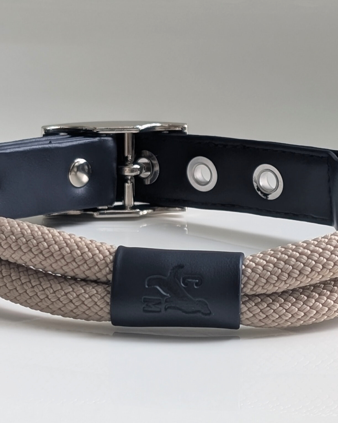 Détails du collier pour chien en cuir* vegan bleu marine et corde beige