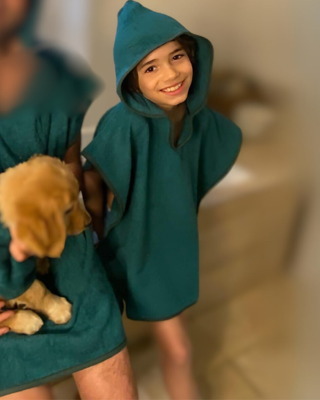 Peignoir pour enfant en éponge, vert, à assortir avec le peignoir adulte et chien.