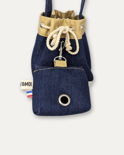 Porte-sac pour déjections canines en jean de marque de luxe, doublure en gabardine, fabriqué en France, à assortir avec sac à friandises, laisse et collier, vue packshot dos