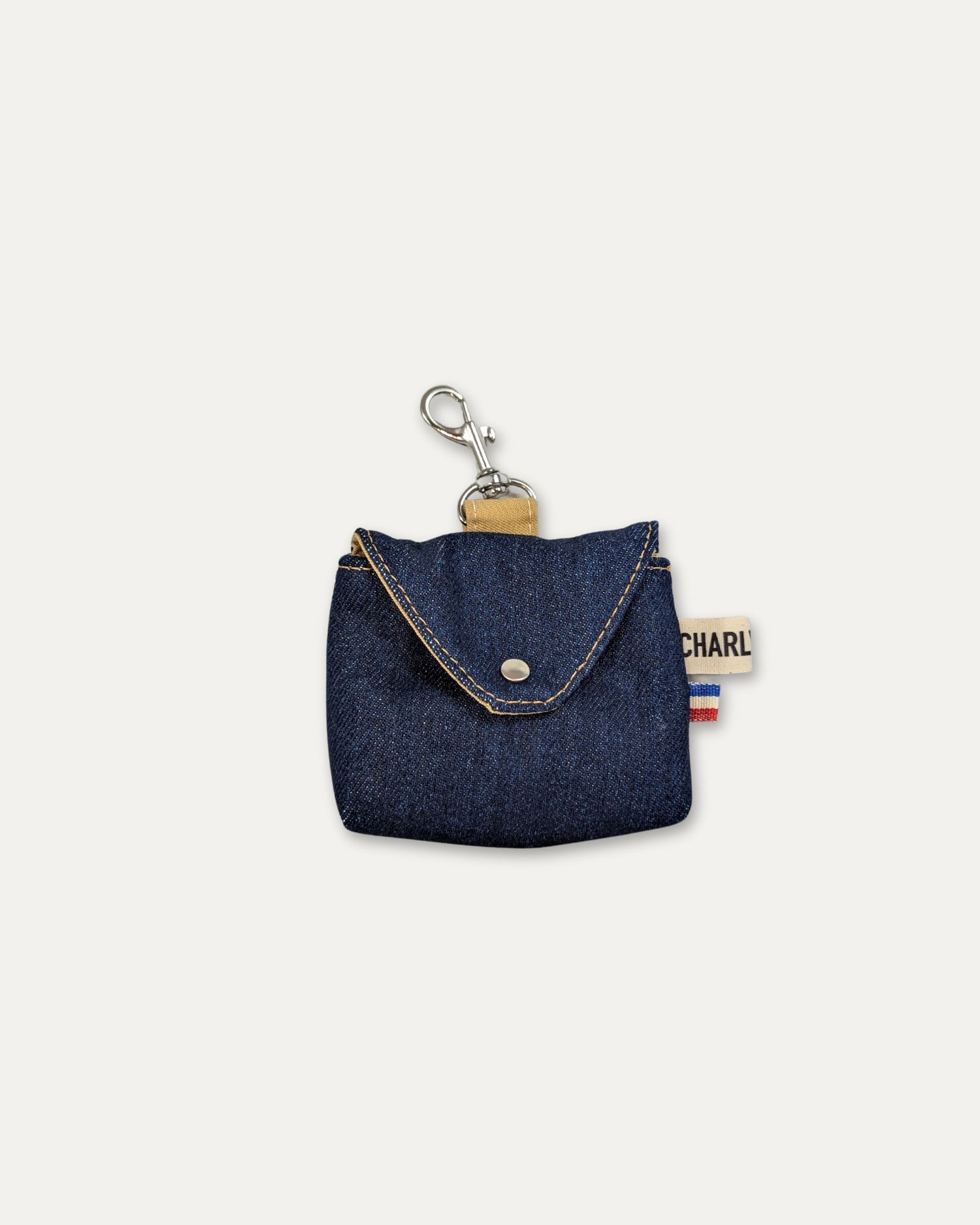 Porte-sac pour déjections canines en jean de marque de luxe, doublure en gabardine, fabriqué en France, à assortir avec sac à friandises, laisse et collier, vue packshot