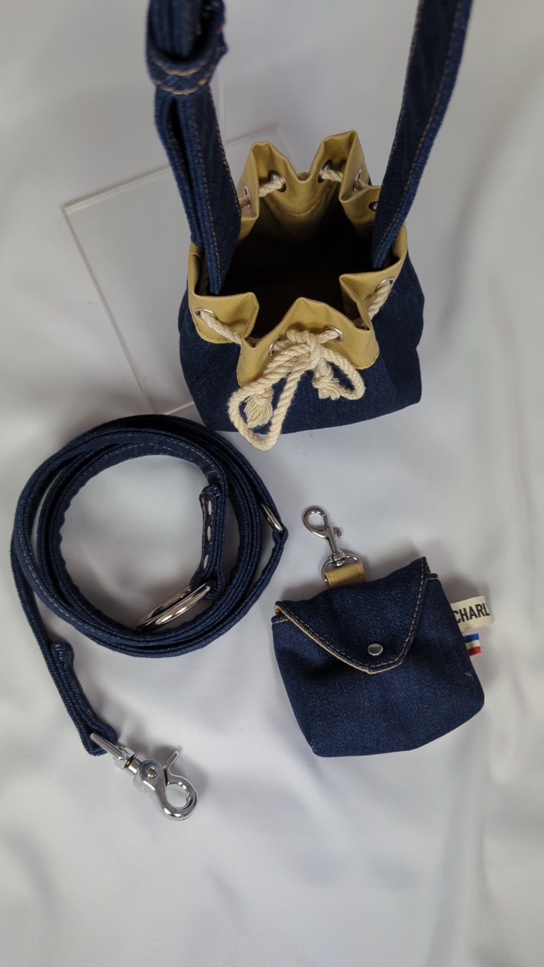 Accessoires et jean pour chien