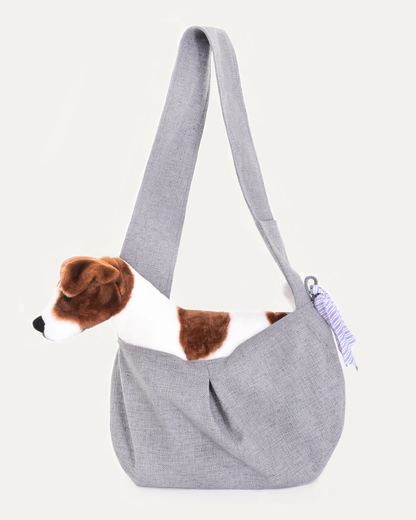 Sac de transport pour chien en jean de marque de luxe, avec doublure en coton à rayures, porté en bandoulière, pratique et élégant, packshot avec chien