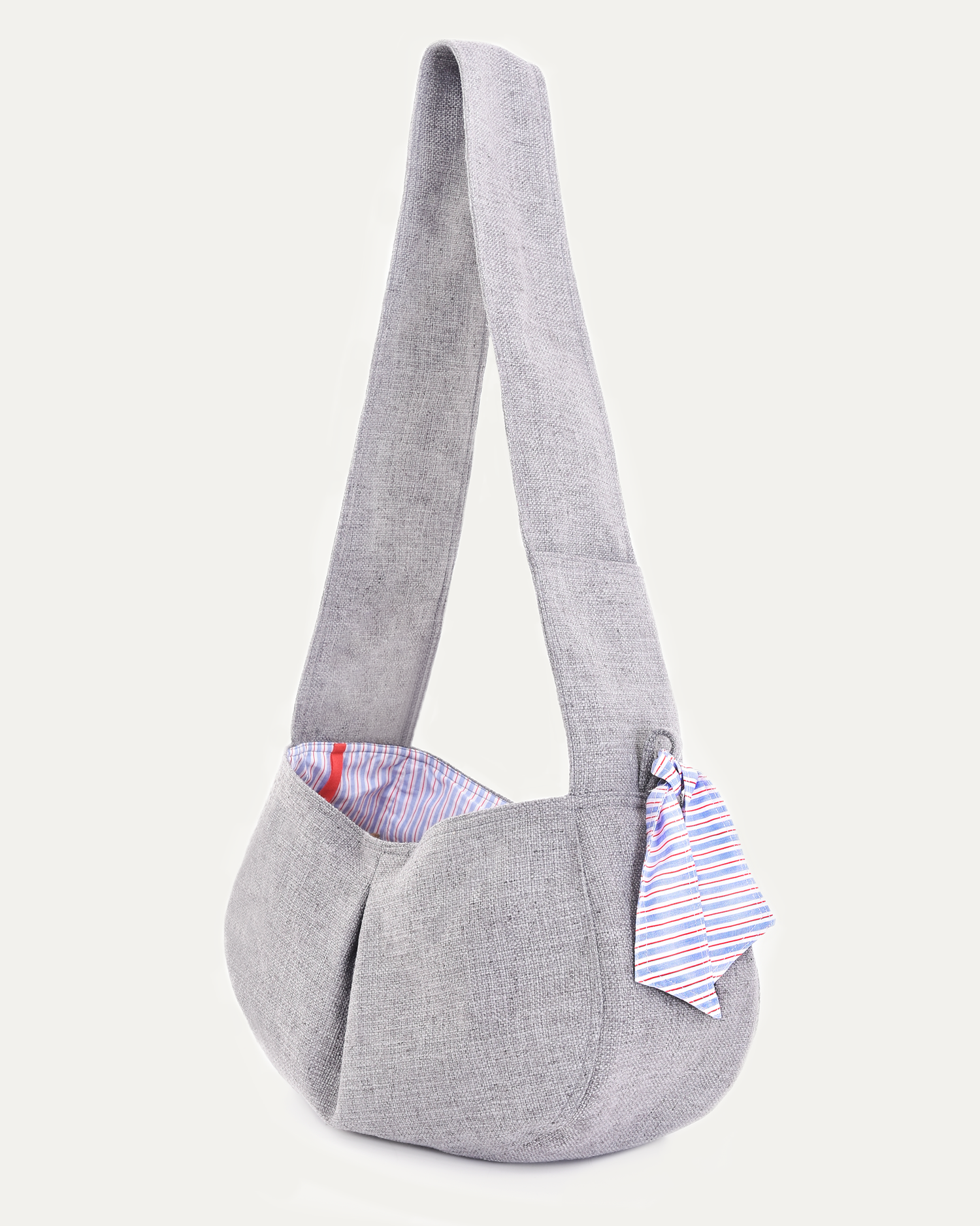 Sac de transport pour chien en jean de marque de luxe, avec doublure en coton à rayures, porté en bandoulière, pratique et élégant, packshot côté