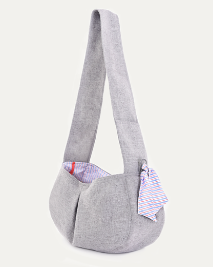 Sac de transport pour chien en jean de marque de luxe, avec doublure en coton à rayures, porté en bandoulière, pratique et élégant, packshot côté