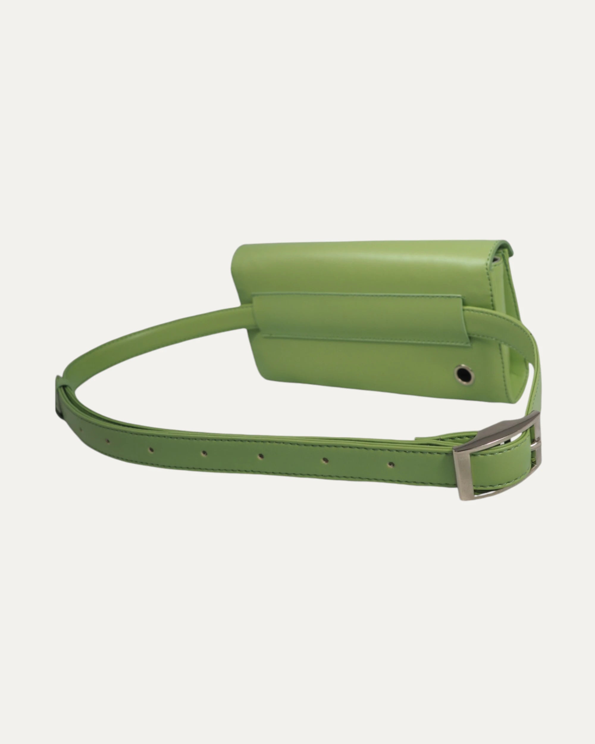 Sacs bandoulière ou ceinture en cuir vegan de pommes, avec séparation pour sac à crottes, packshot vert dos, assortis à la laisse et au collier pour chien