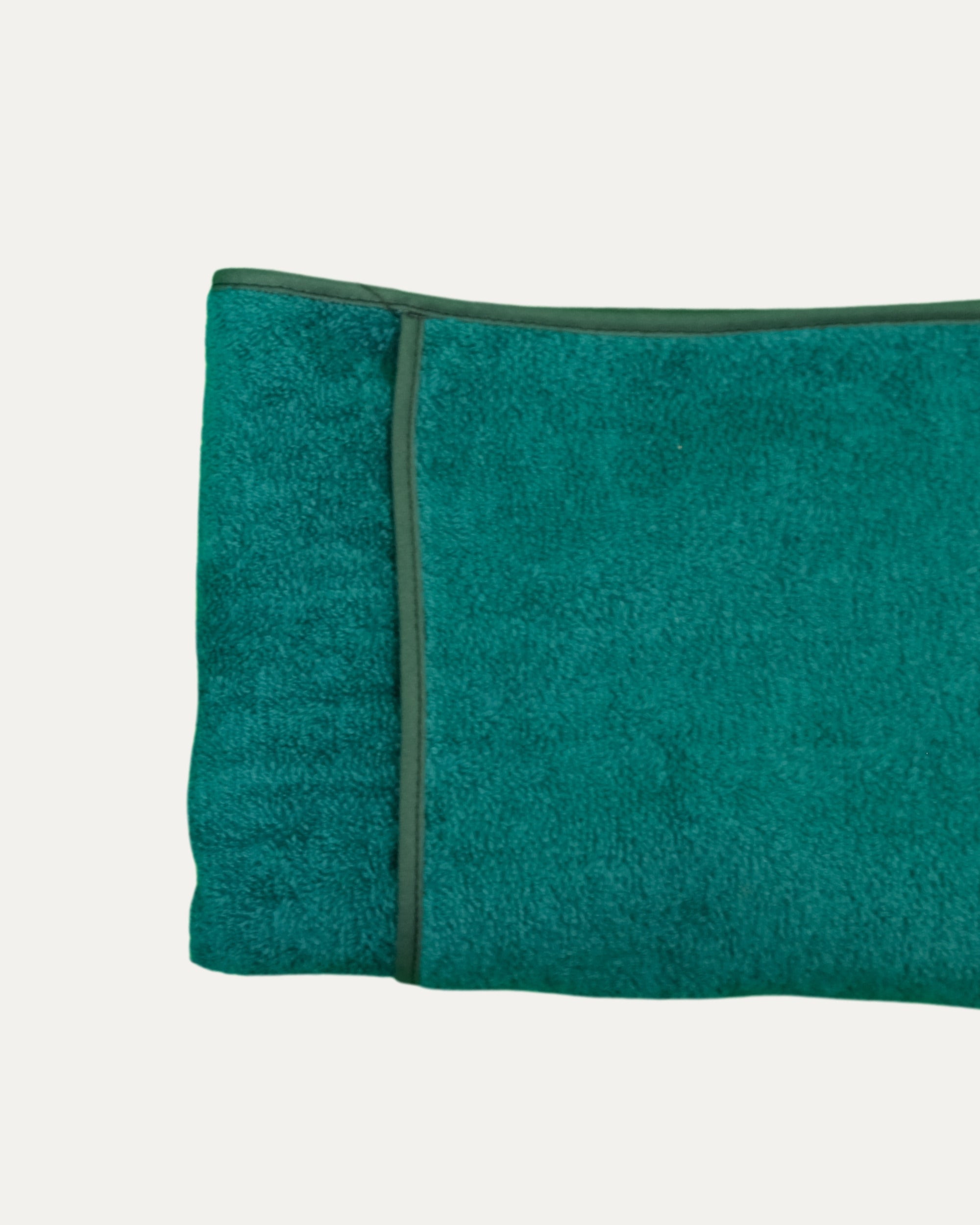 Serviette en éponge vert pour chien avec encoches pour les mains, douce et absorbante, idéale pour le séchage après le bain ou la promenade, zoom côté